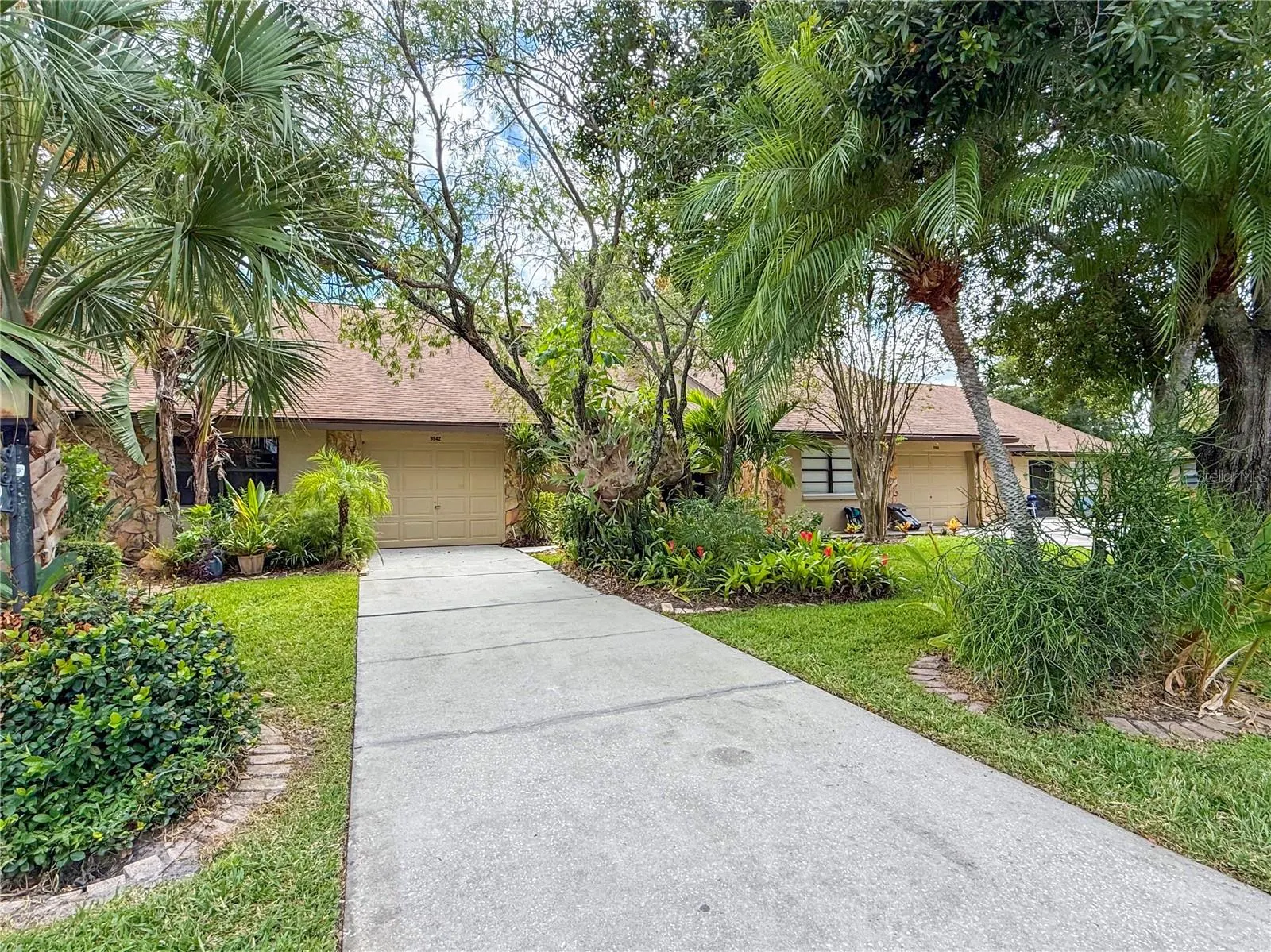 9942 LAKE SEMINOLE DR W