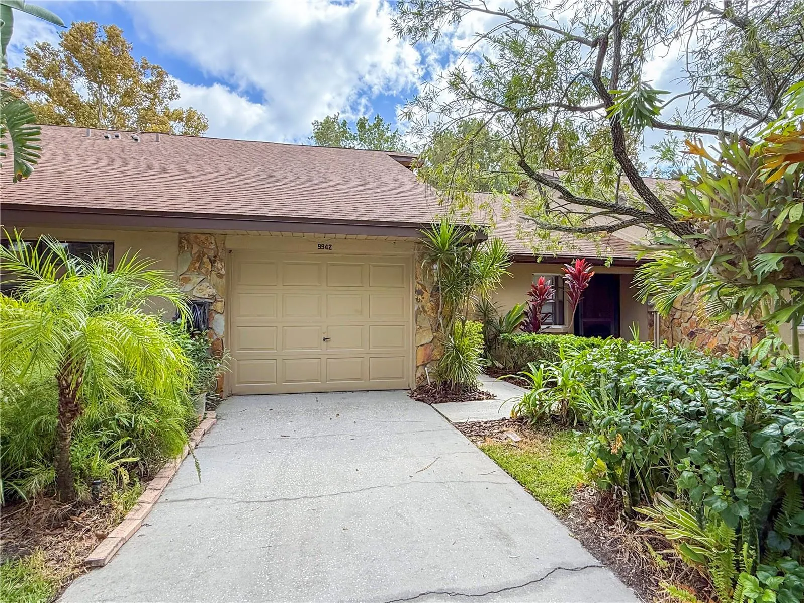 9942 LAKE SEMINOLE DR W