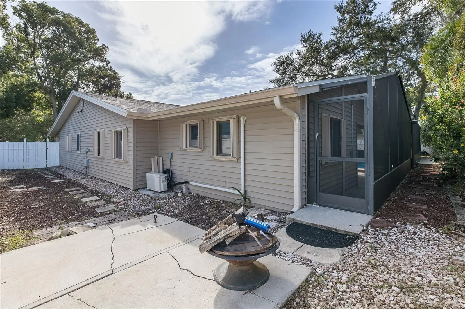 2568 REDWOOD WAY
