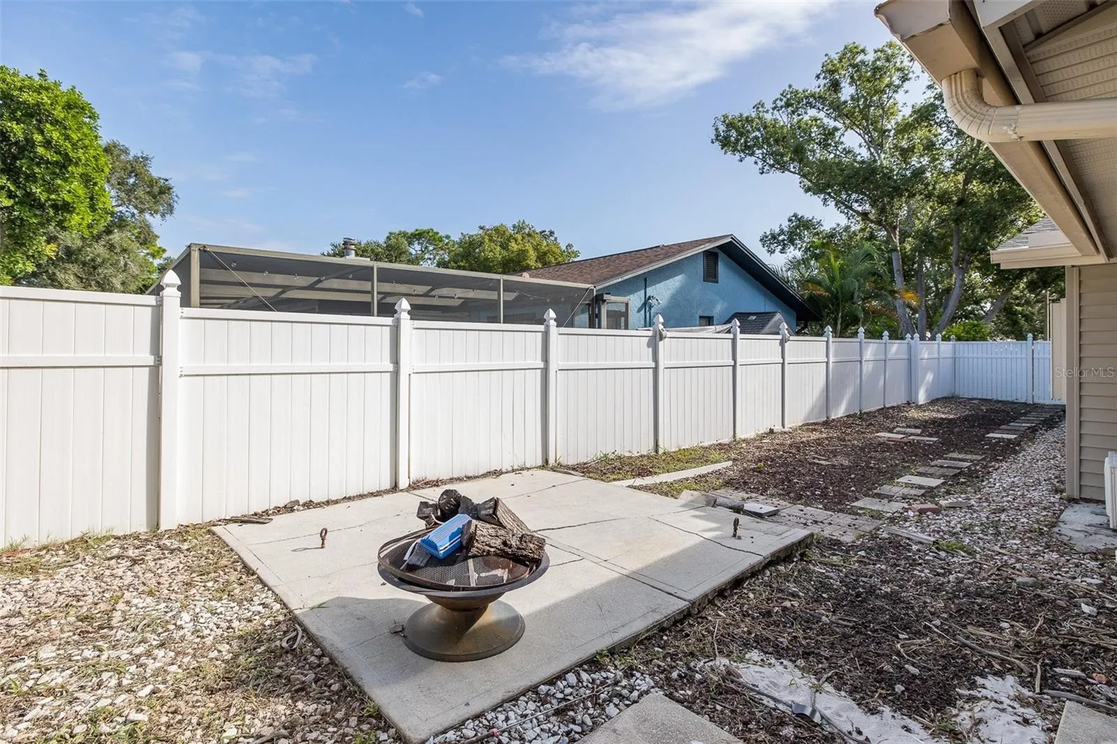 2568 REDWOOD WAY