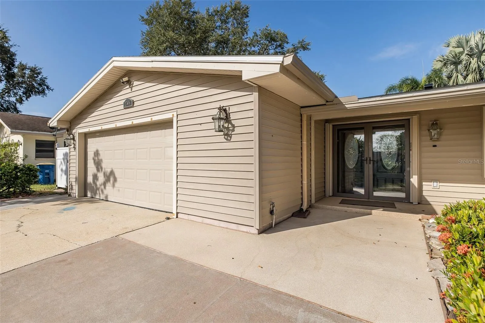 2568 REDWOOD WAY
