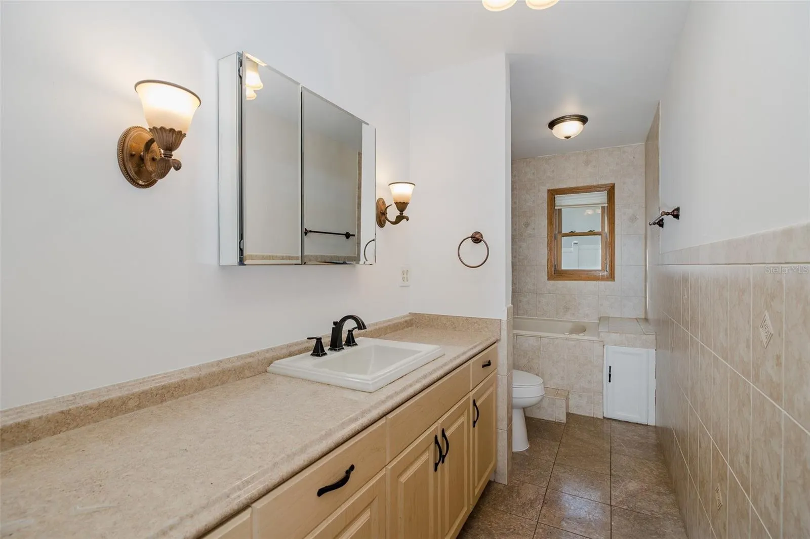 2568 REDWOOD WAY