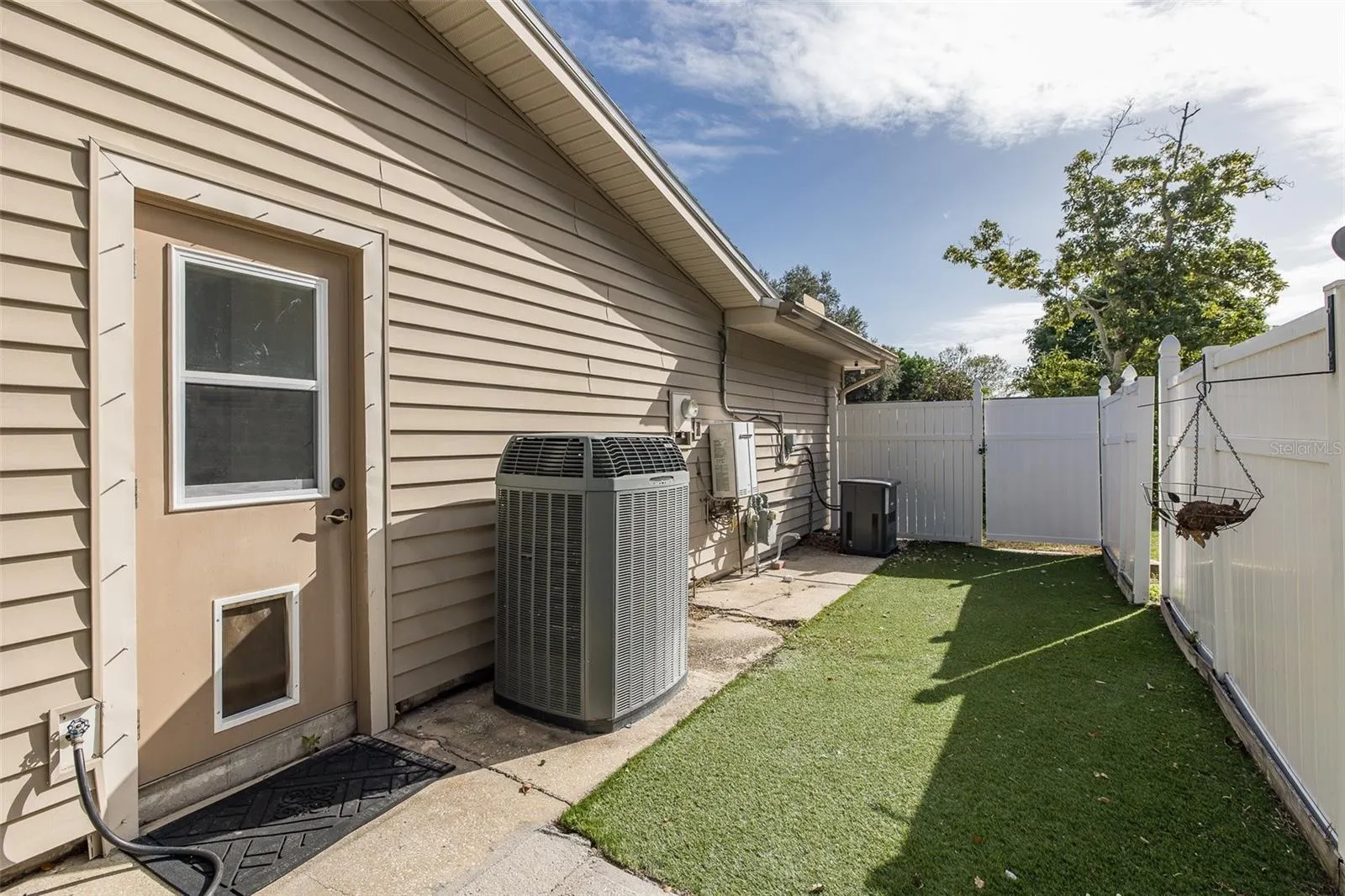 2568 REDWOOD WAY
