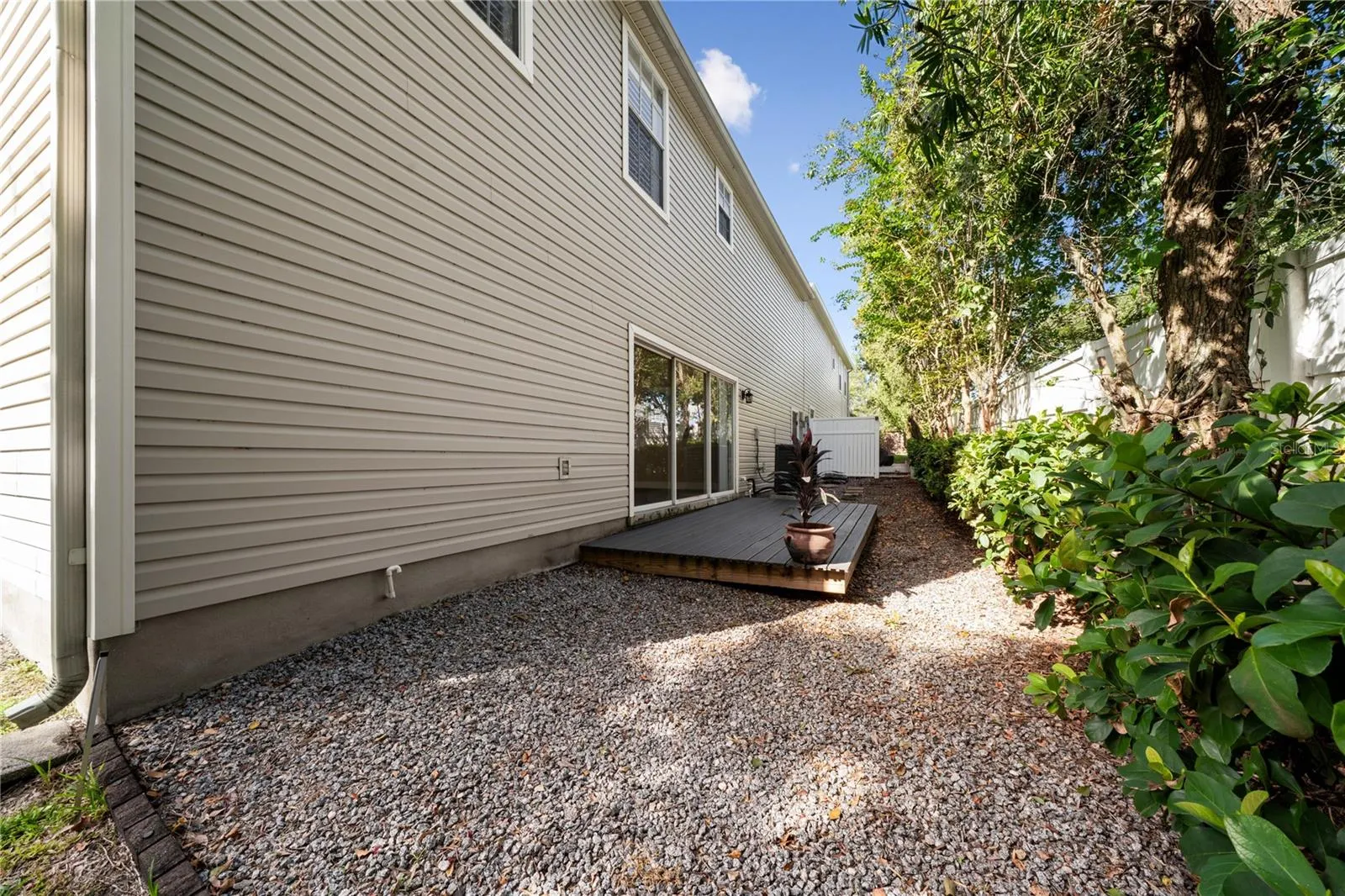 3106 COLONIAL DR