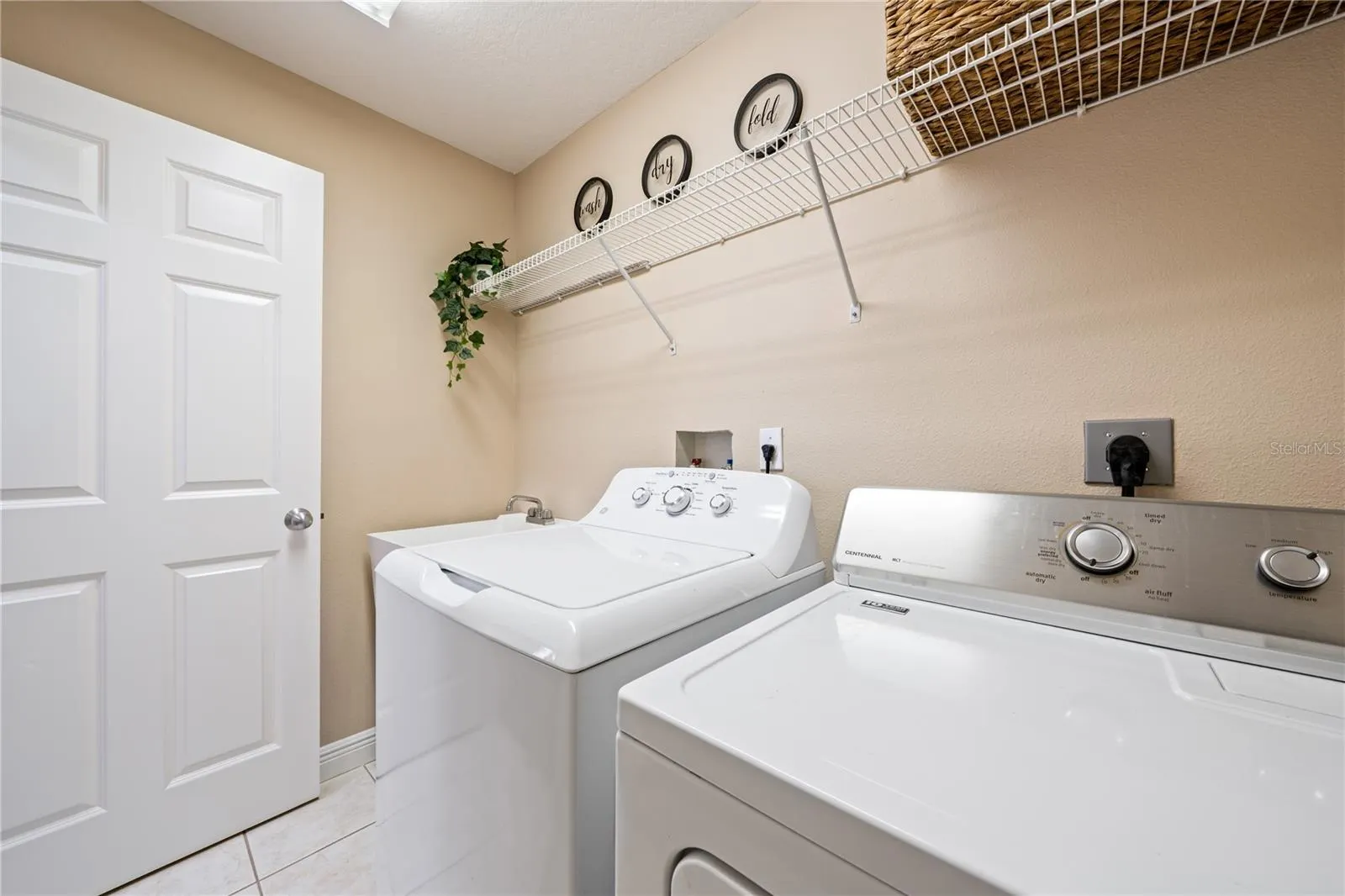 3106 COLONIAL DR