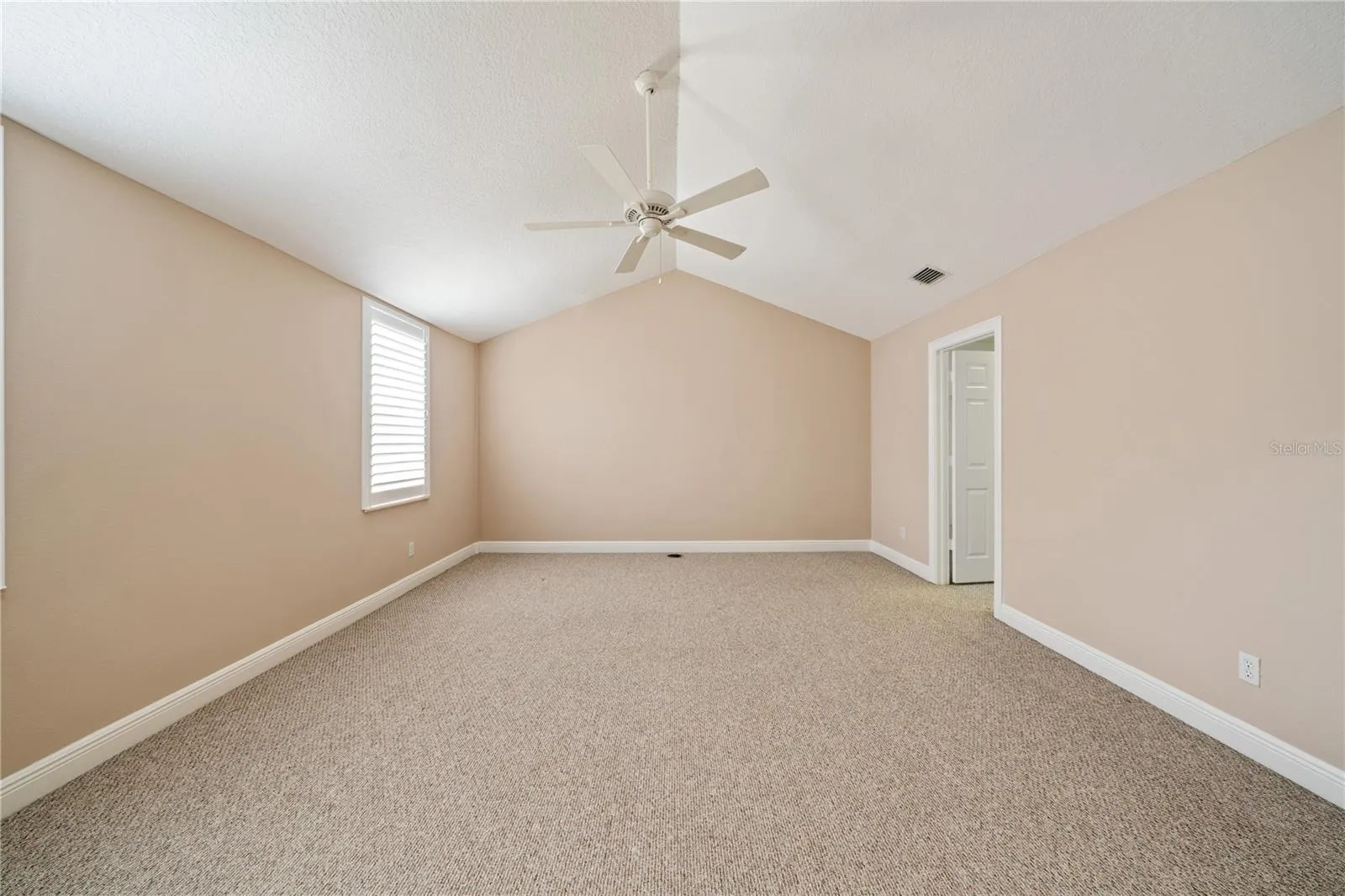 3106 COLONIAL DR