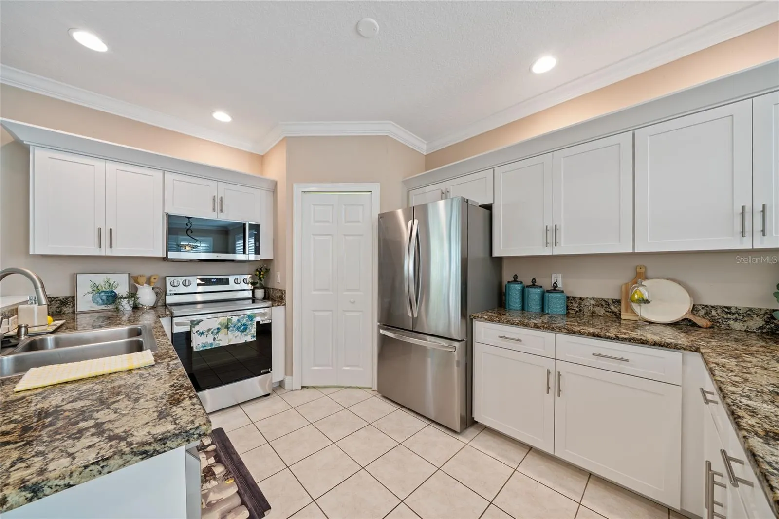3106 COLONIAL DR