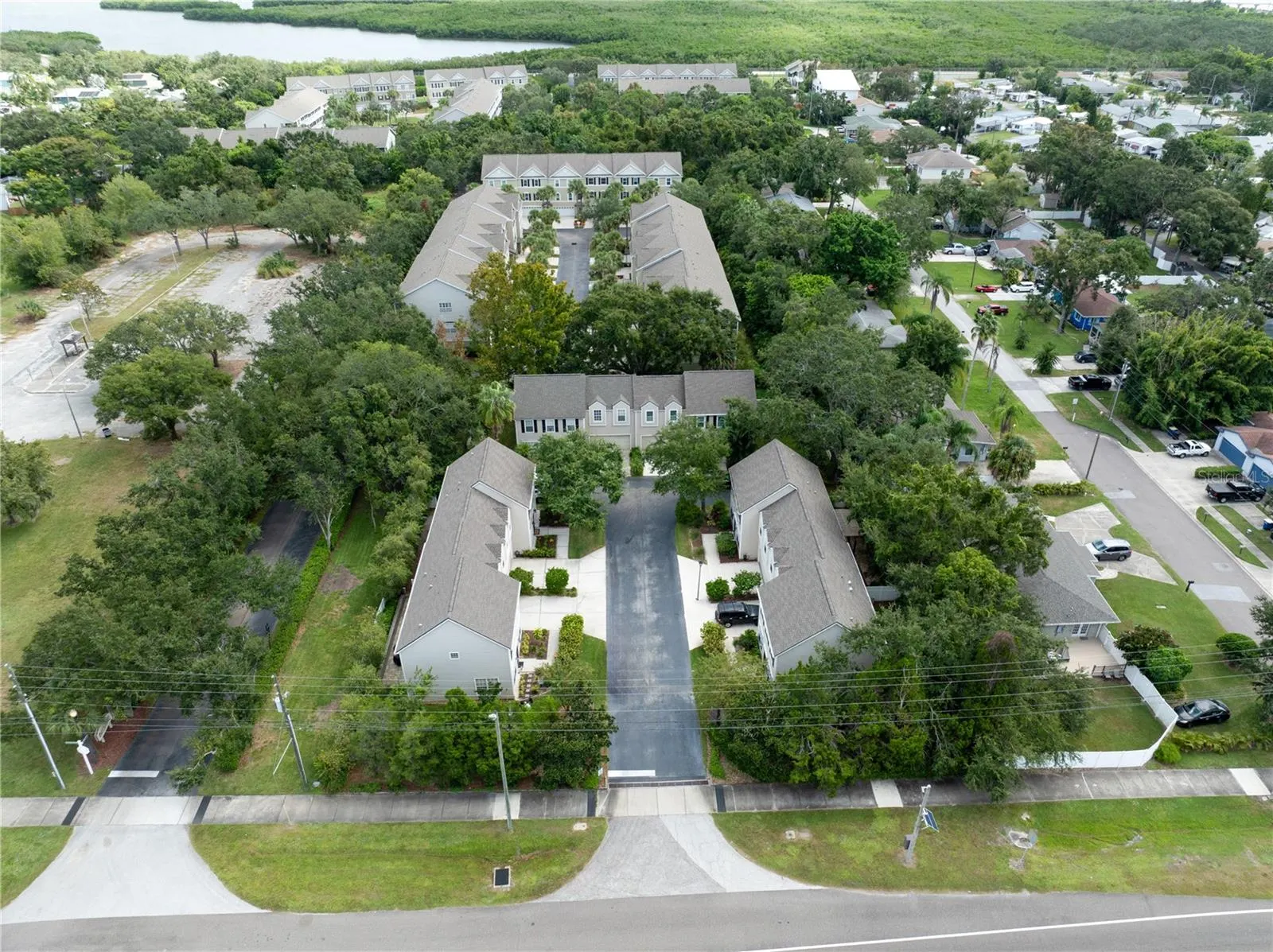 3106 COLONIAL DR