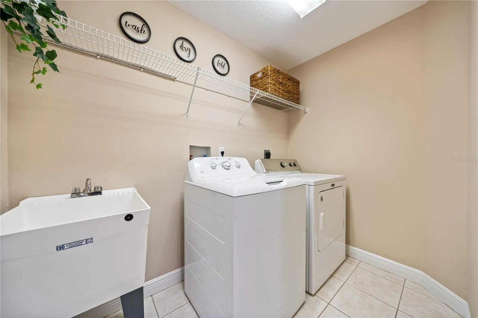 3106 COLONIAL DR