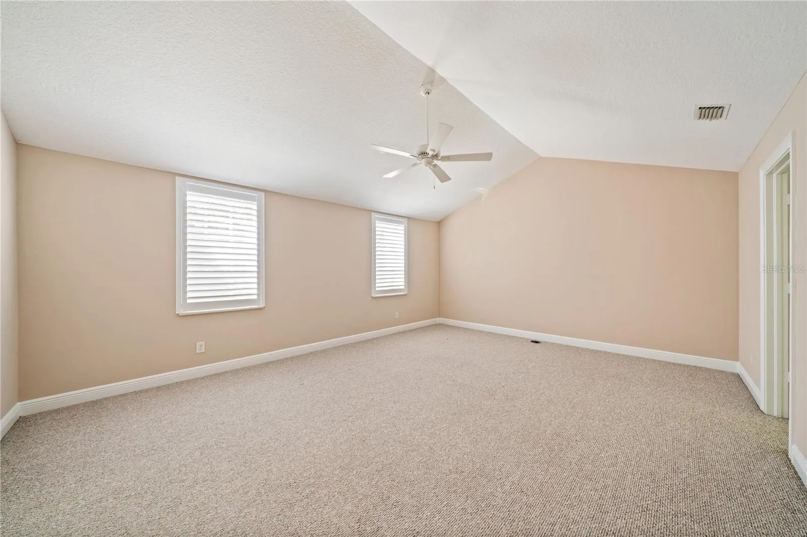 3106 COLONIAL DR