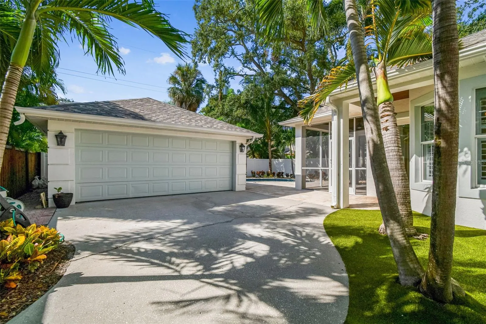 2522 W WATROUS AVE