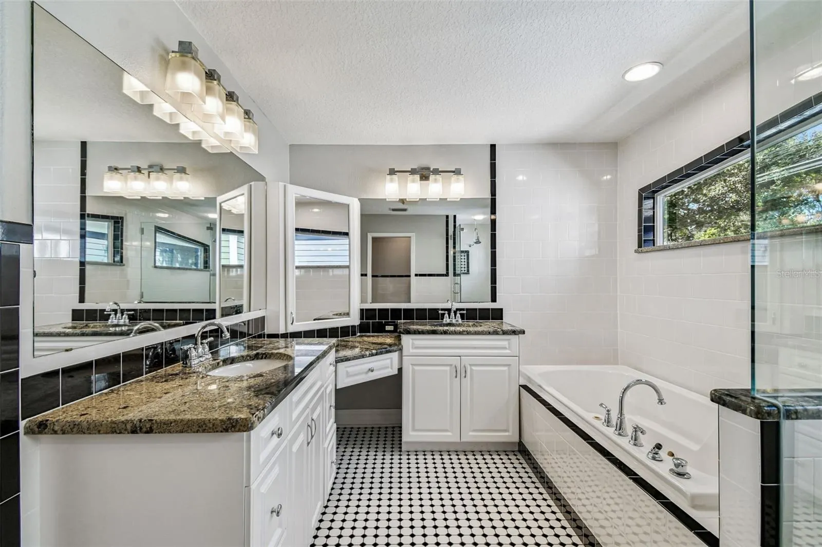 2522 W WATROUS AVE