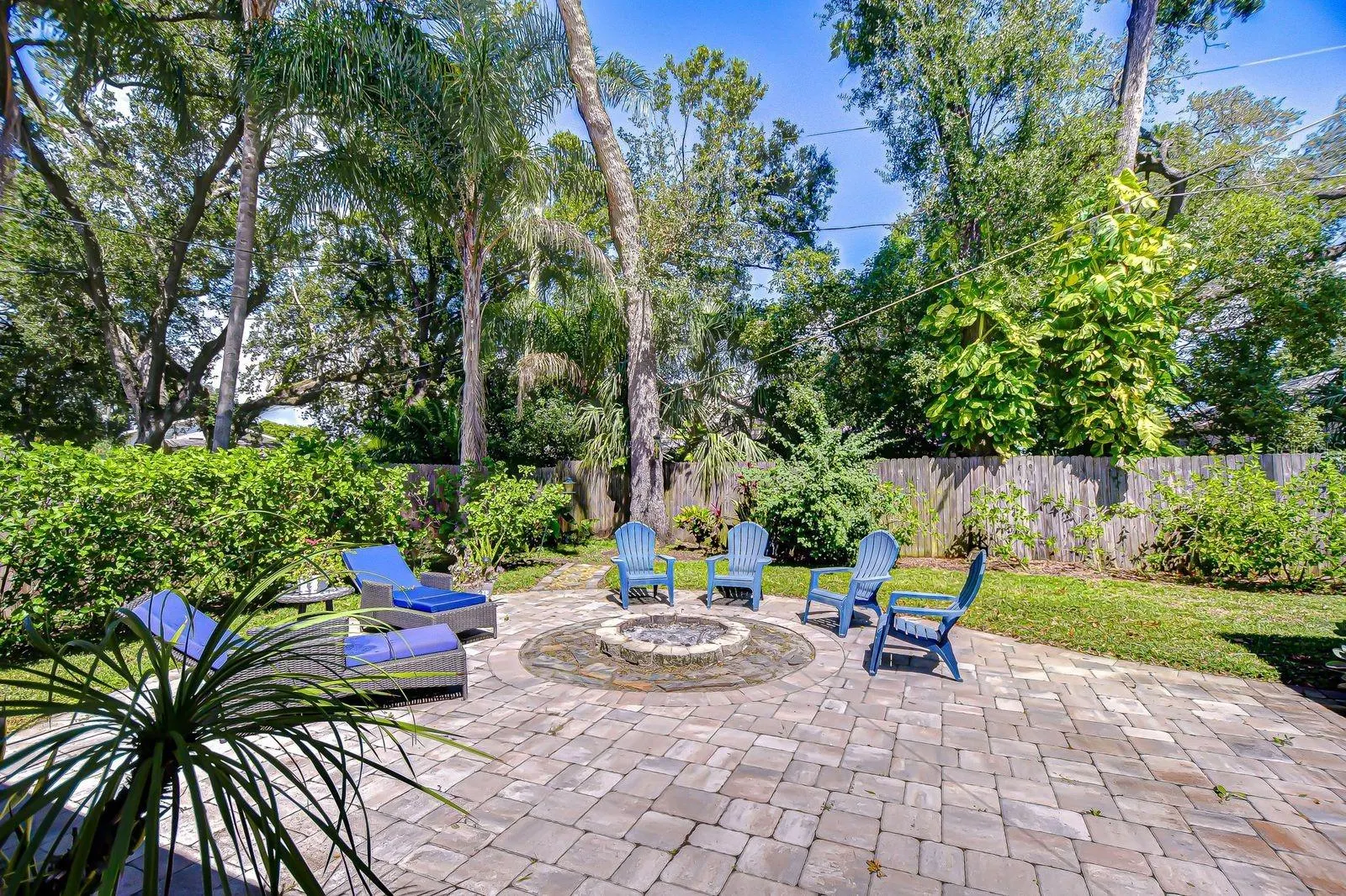 1013 W BERRY AVE
