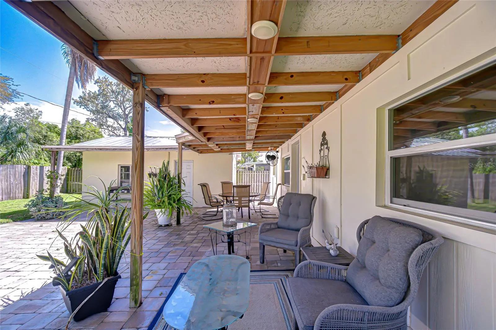 1013 W BERRY AVE