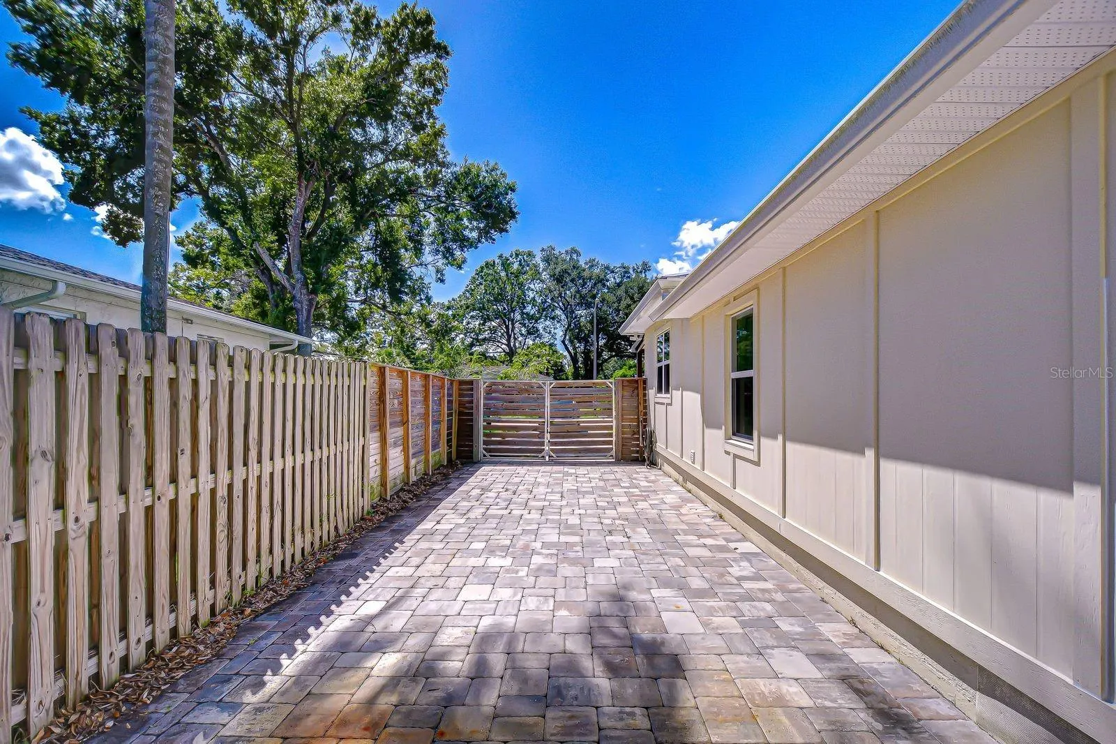 1013 W BERRY AVE