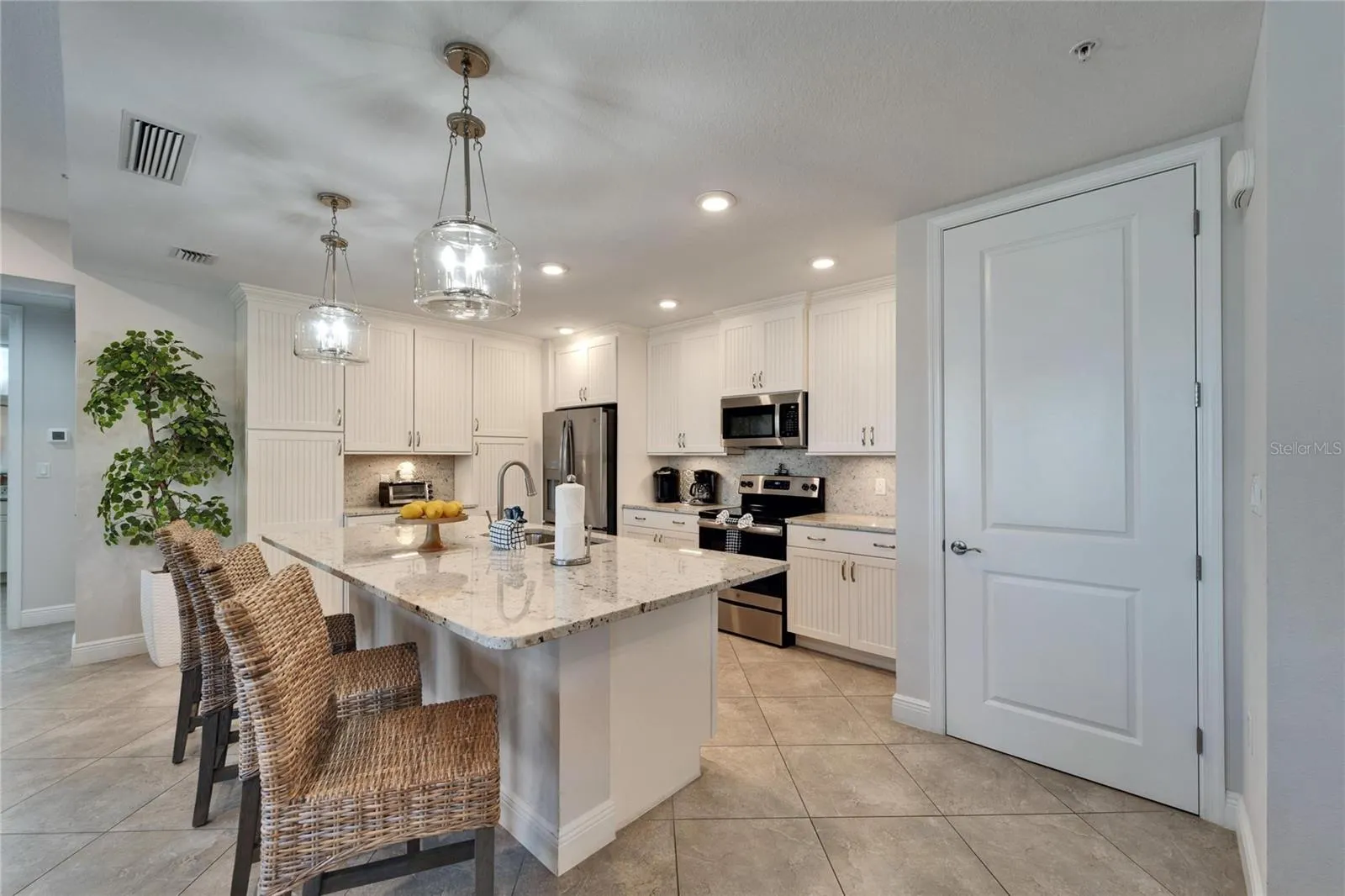 379 ARUBA CIR #201, #201