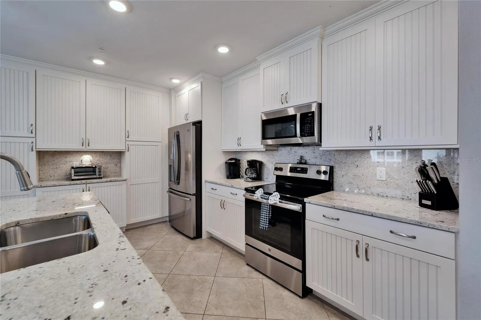 379 ARUBA CIR #201, #201