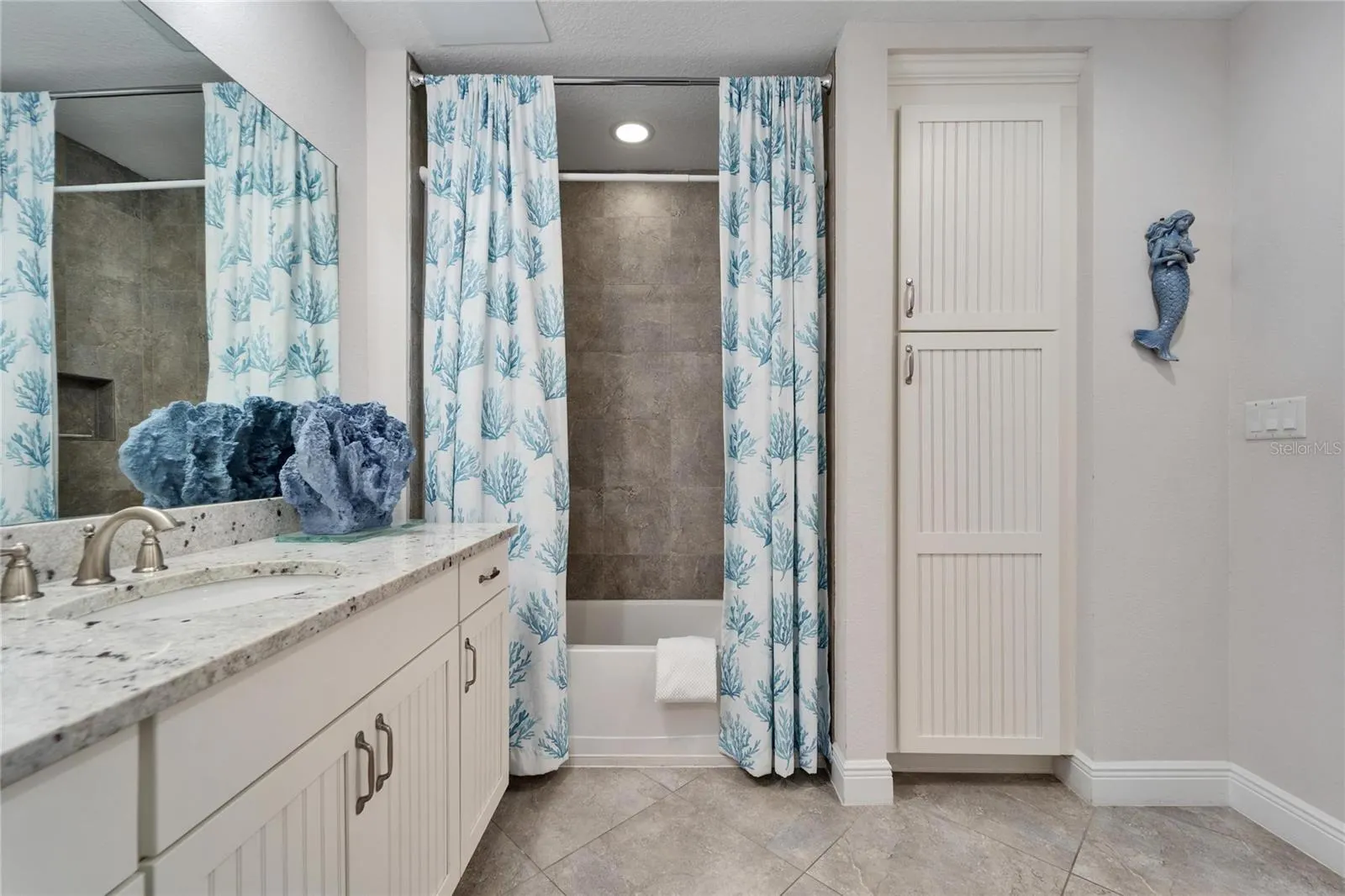 379 ARUBA CIR #201, #201