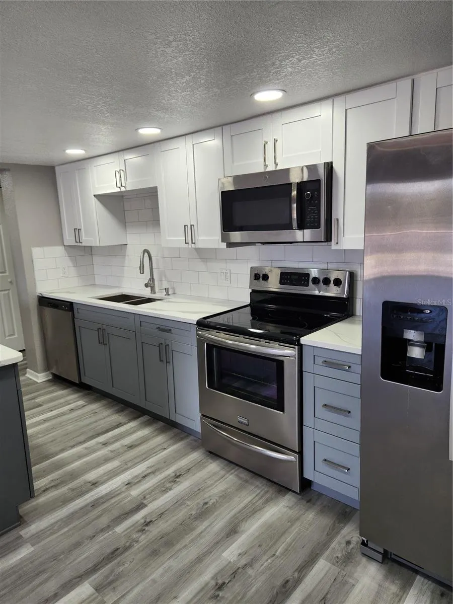 5541 BAY BLVD #403, #403