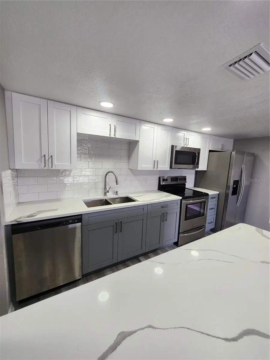 5541 BAY BLVD #403, #403