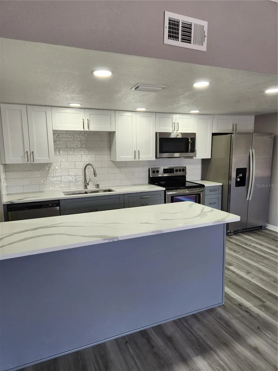 5541 BAY BLVD #403, #403