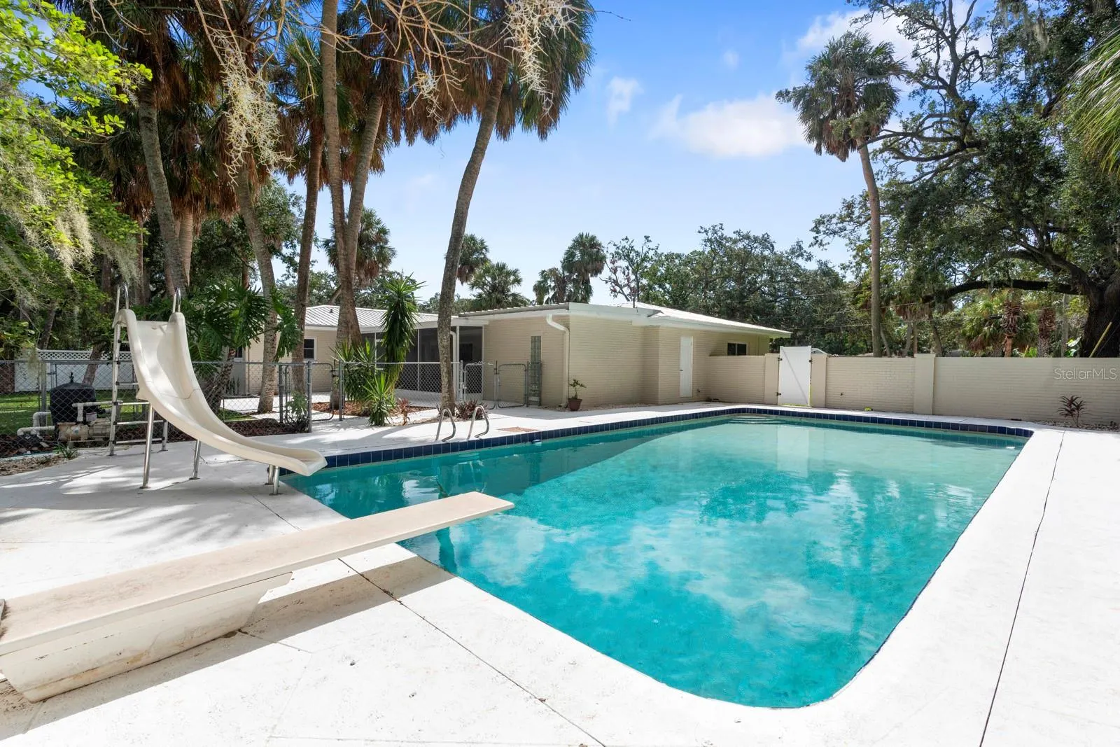 4631 W SUNSET BLVD