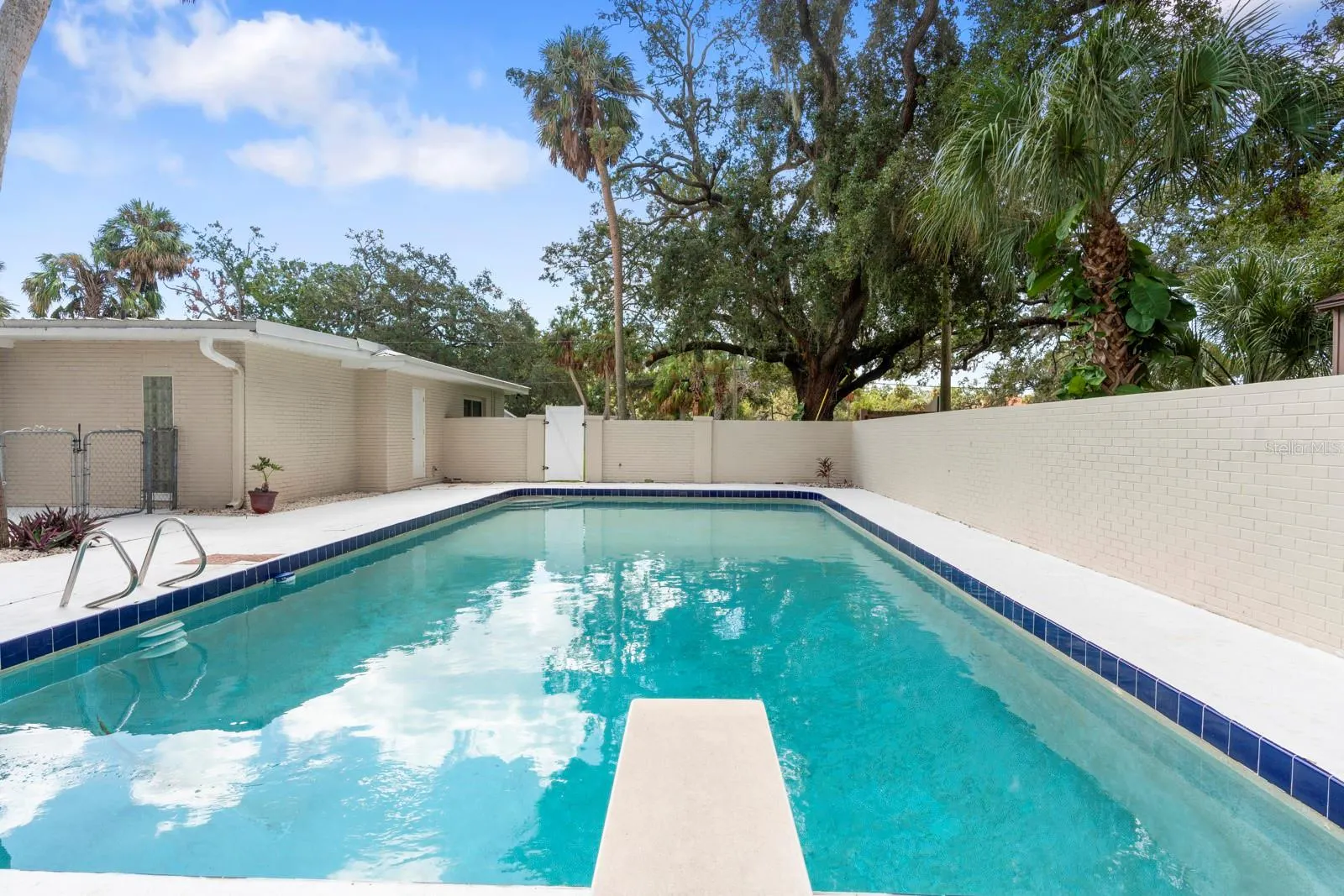 4631 W SUNSET BLVD