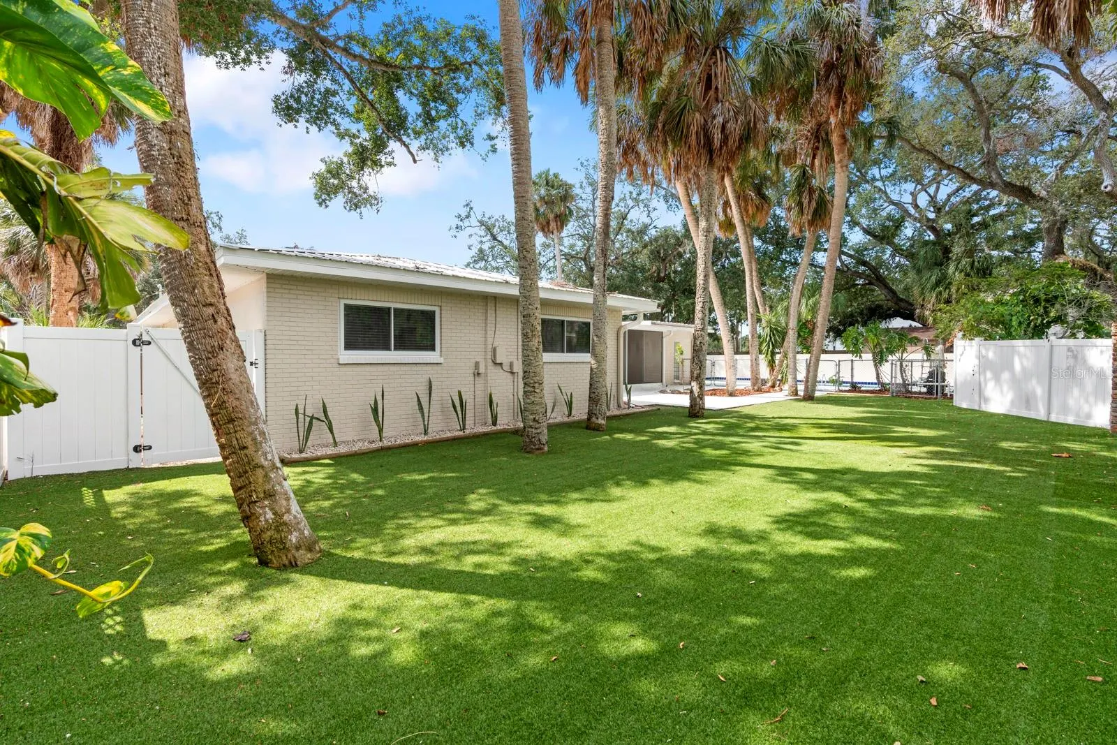 4631 W SUNSET BLVD