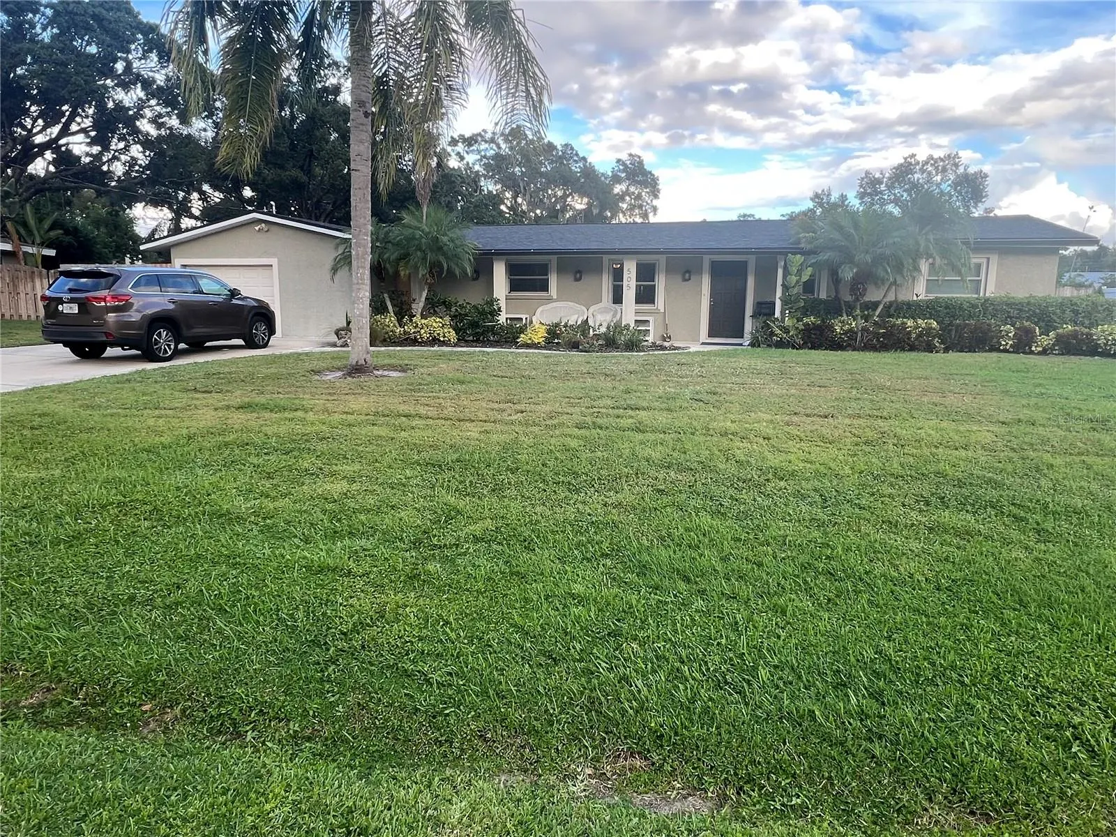 505 E LAKE DR