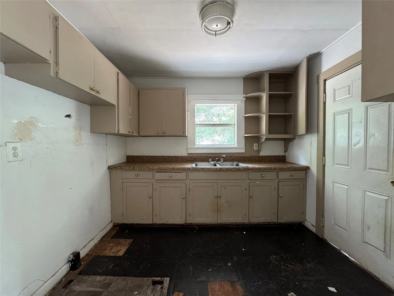 807 W 38TH ST