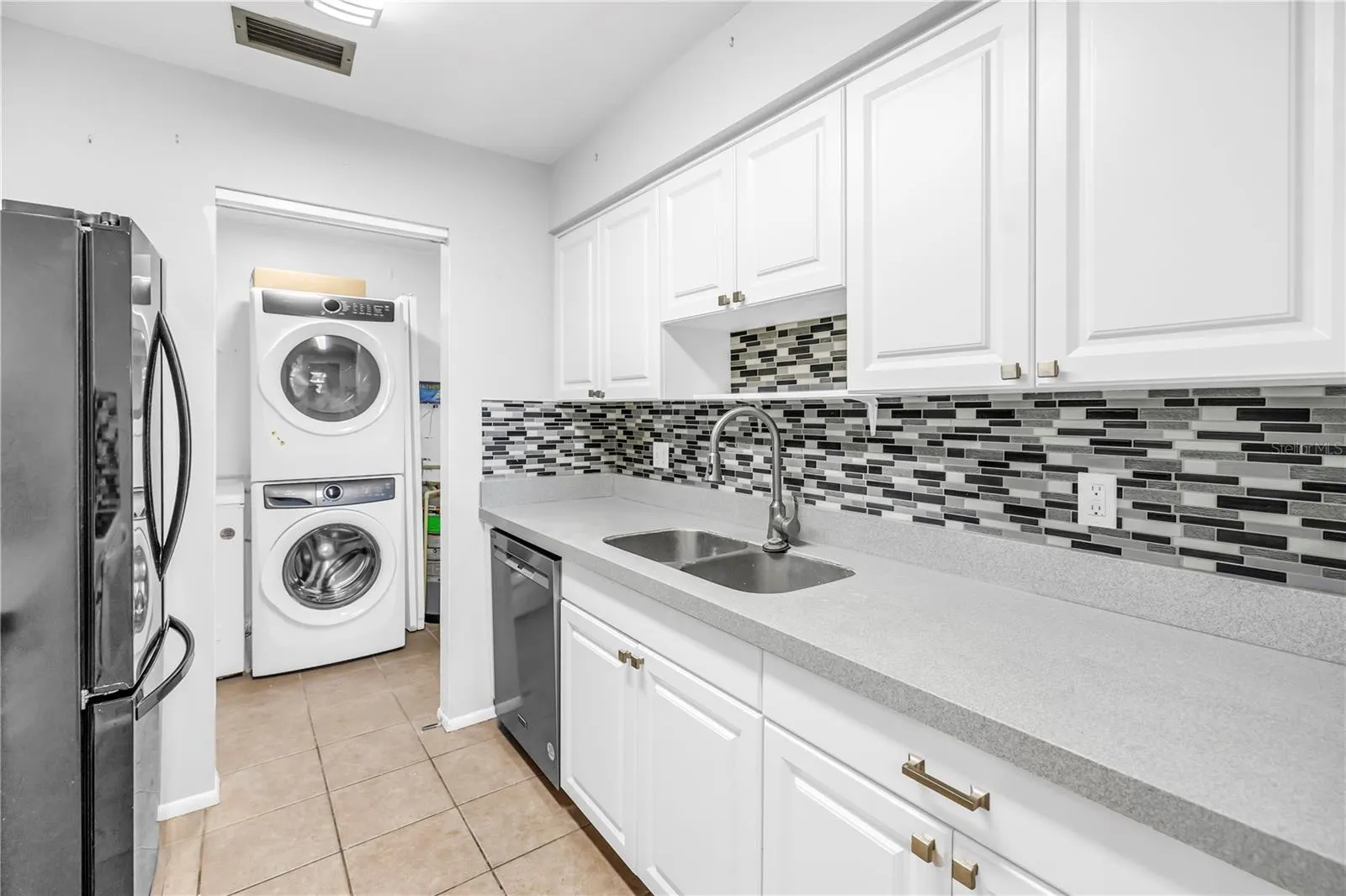 1701 BELLEAIR FOREST DR #B, #B
