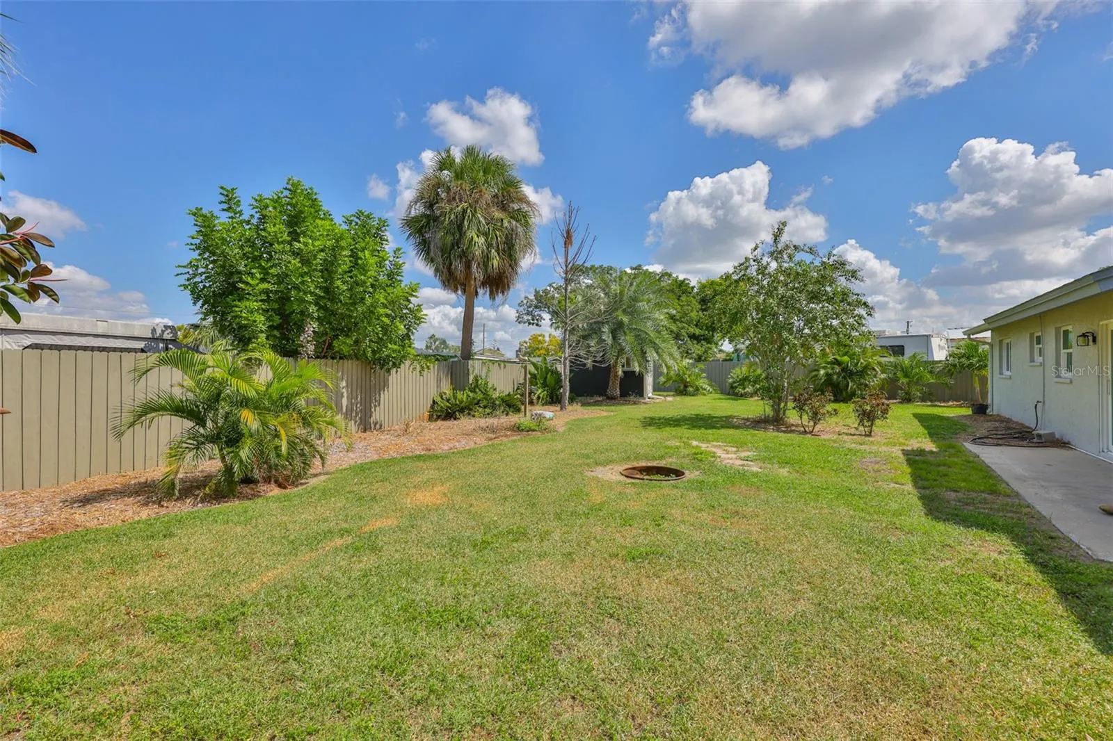 469 FLORIDA CIR N