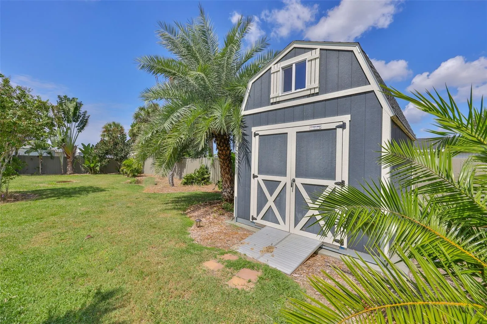 469 FLORIDA CIR N