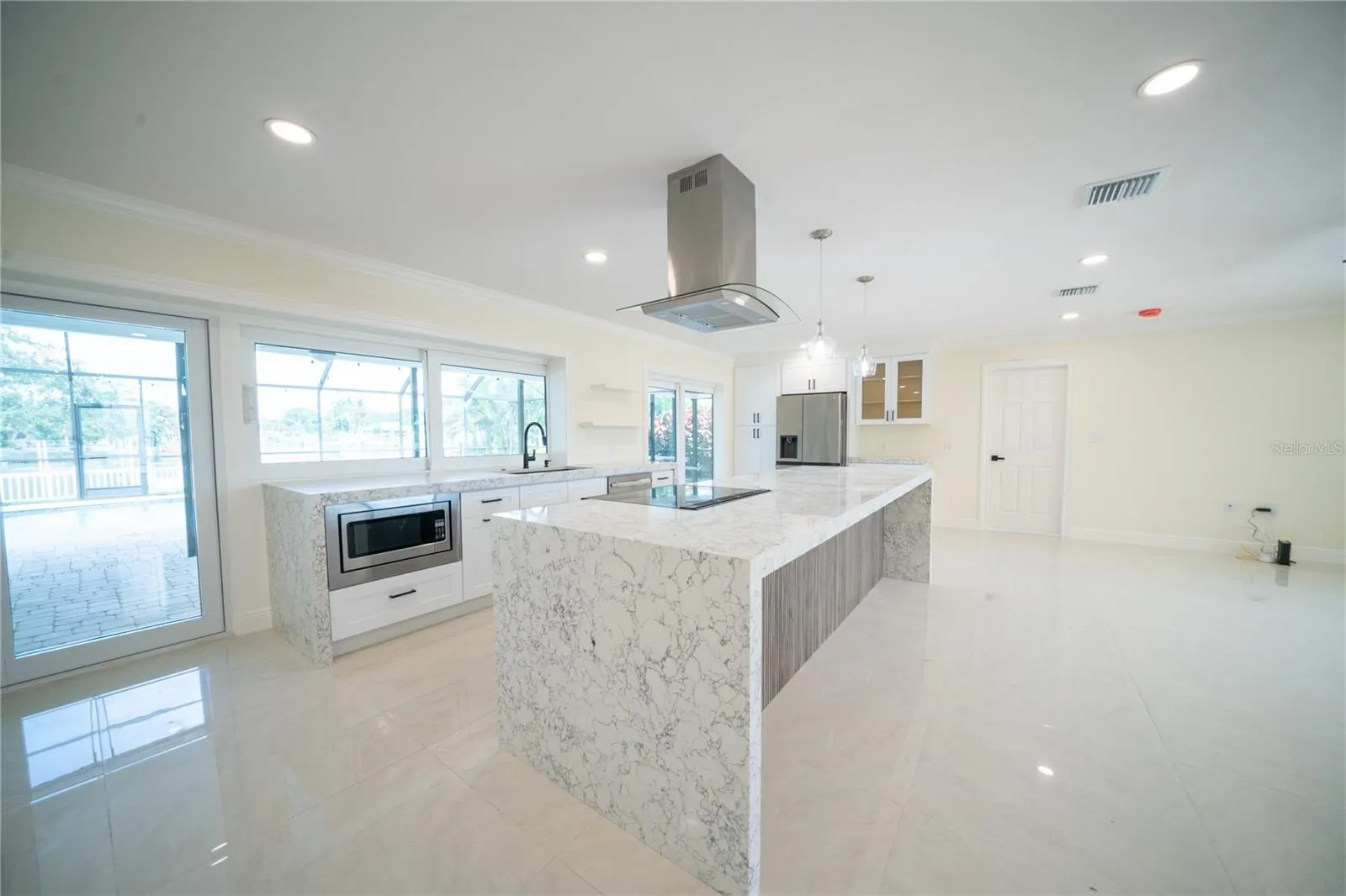 5119 VENETIAN BLVD NE