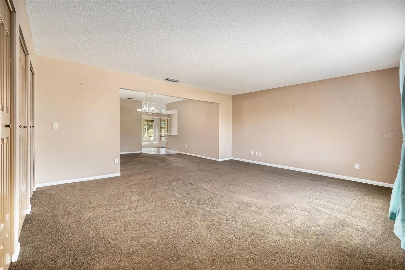 382 CLUB MANOR DR