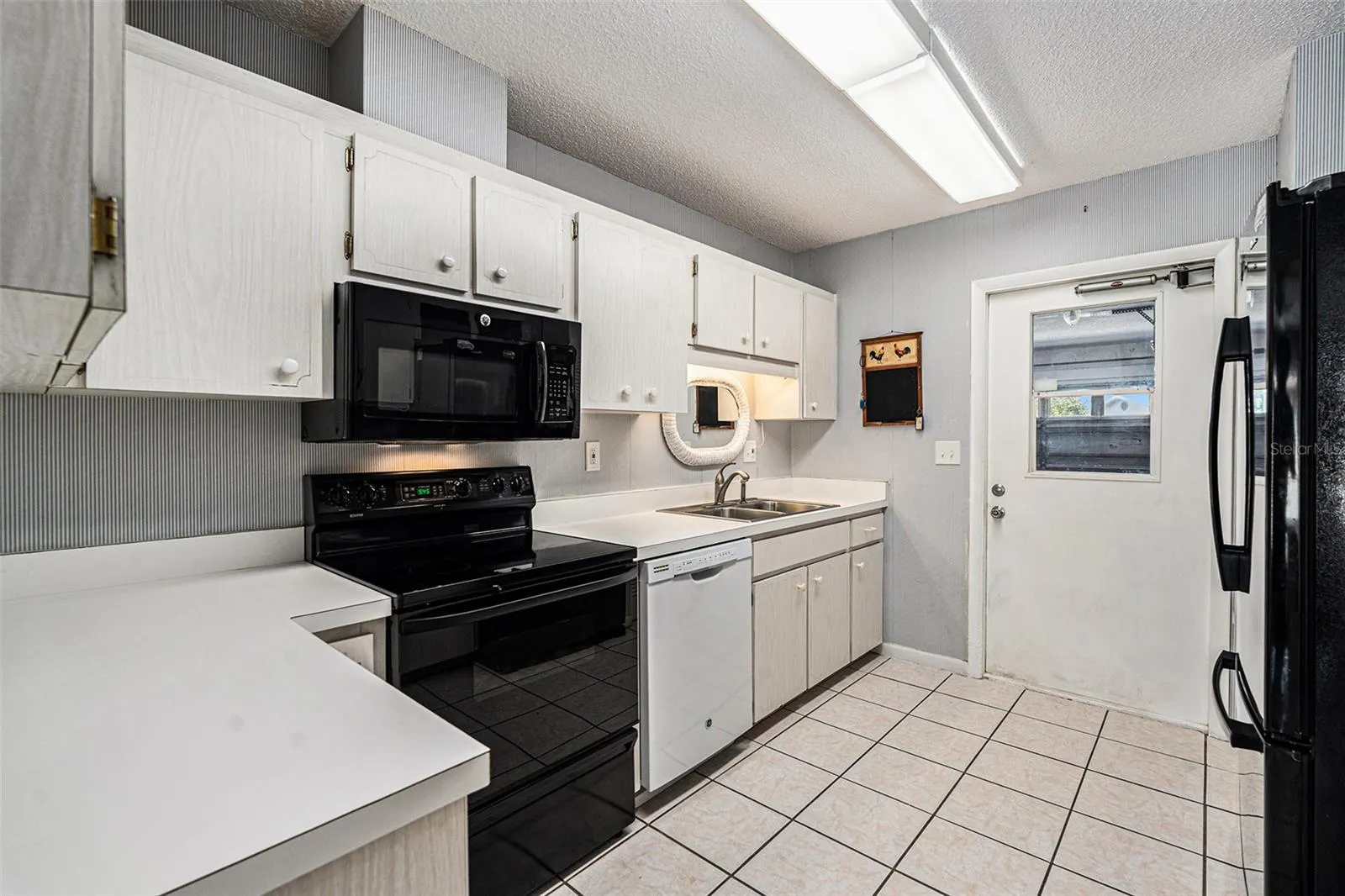 382 CLUB MANOR DR