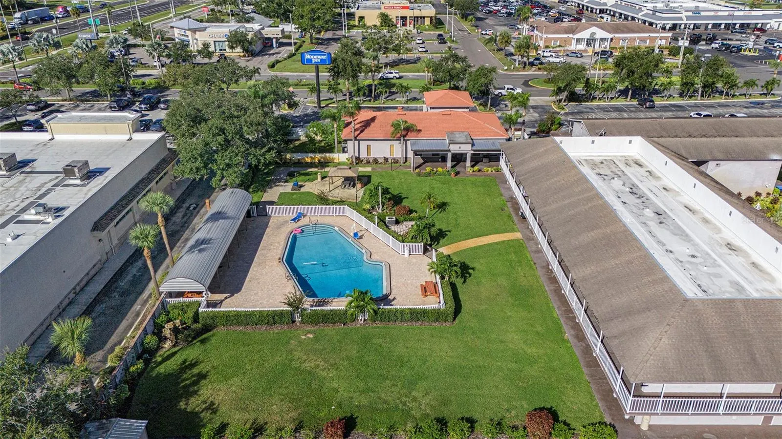 382 CLUB MANOR DR
