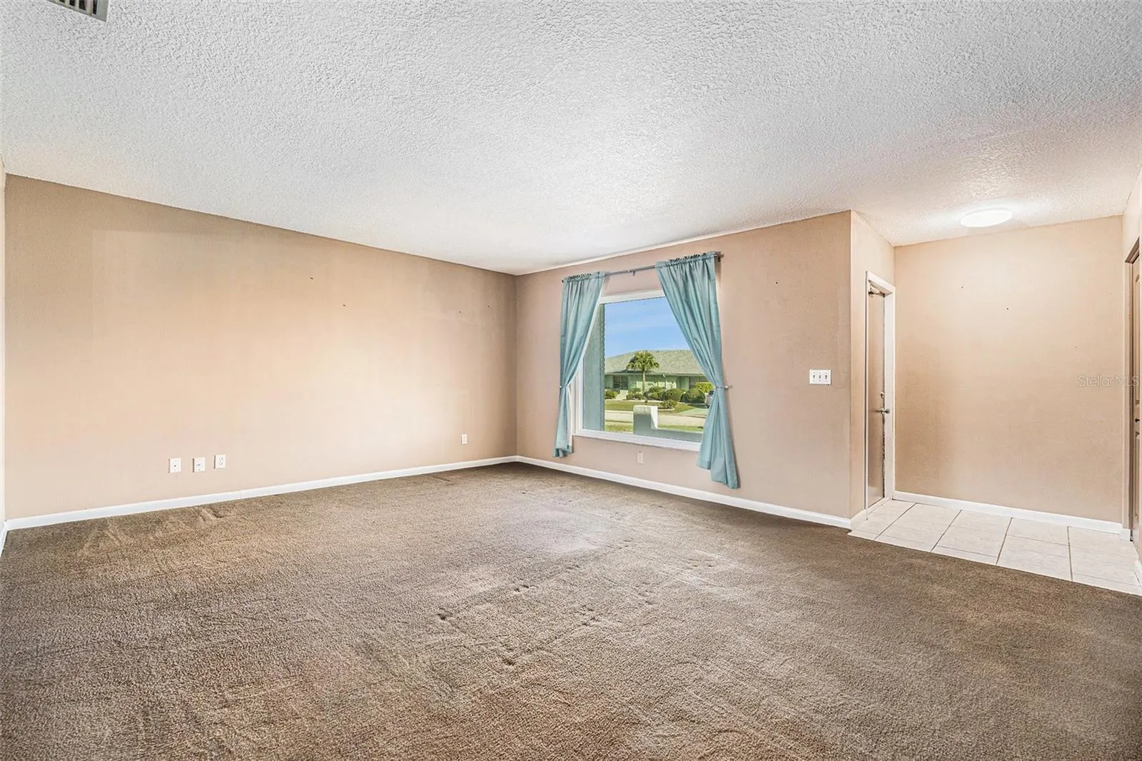 382 CLUB MANOR DR