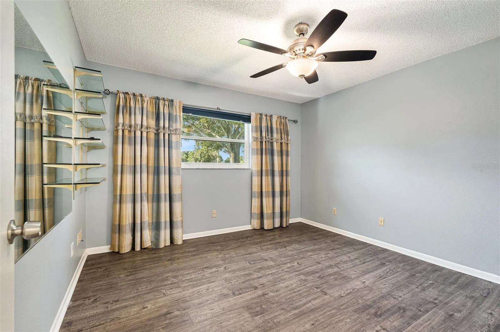 382 CLUB MANOR DR
