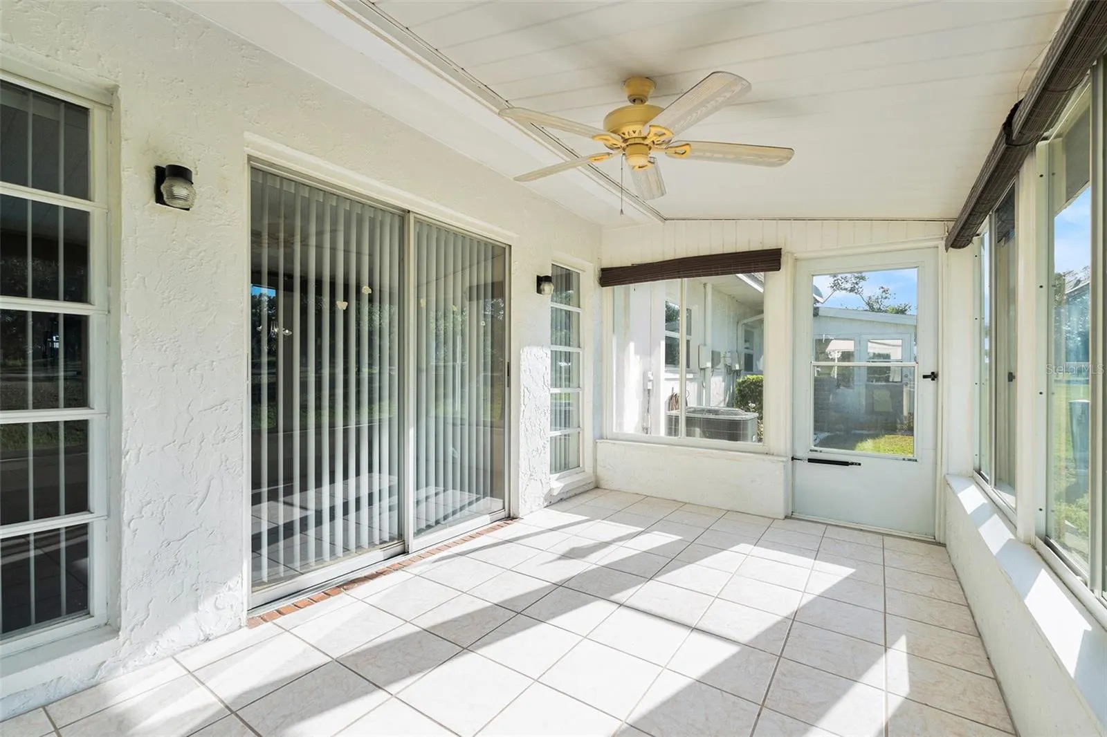 382 CLUB MANOR DR