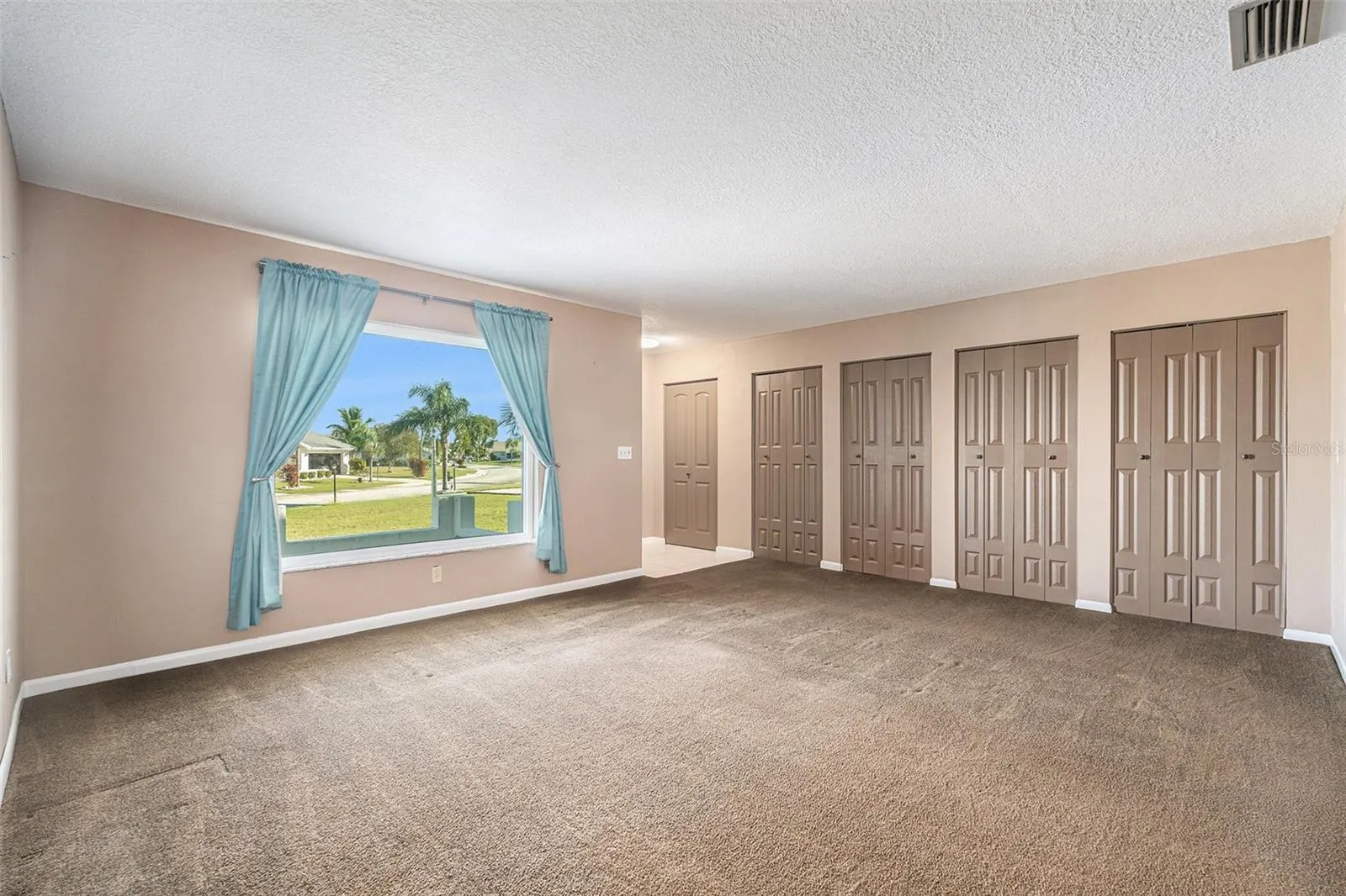382 CLUB MANOR DR