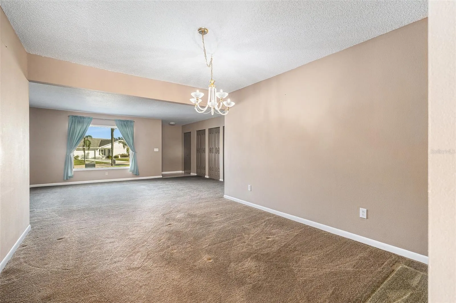 382 CLUB MANOR DR