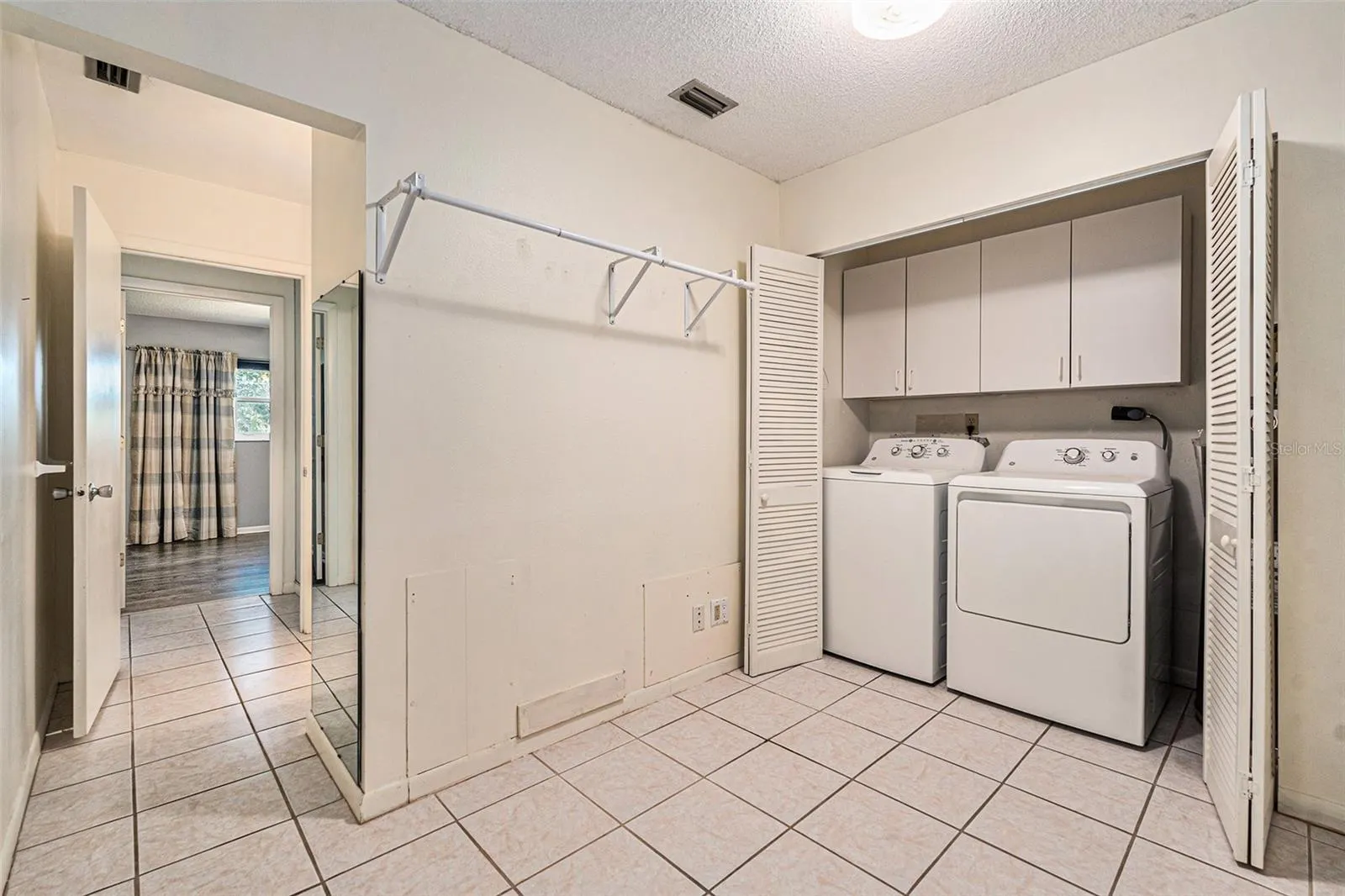 382 CLUB MANOR DR