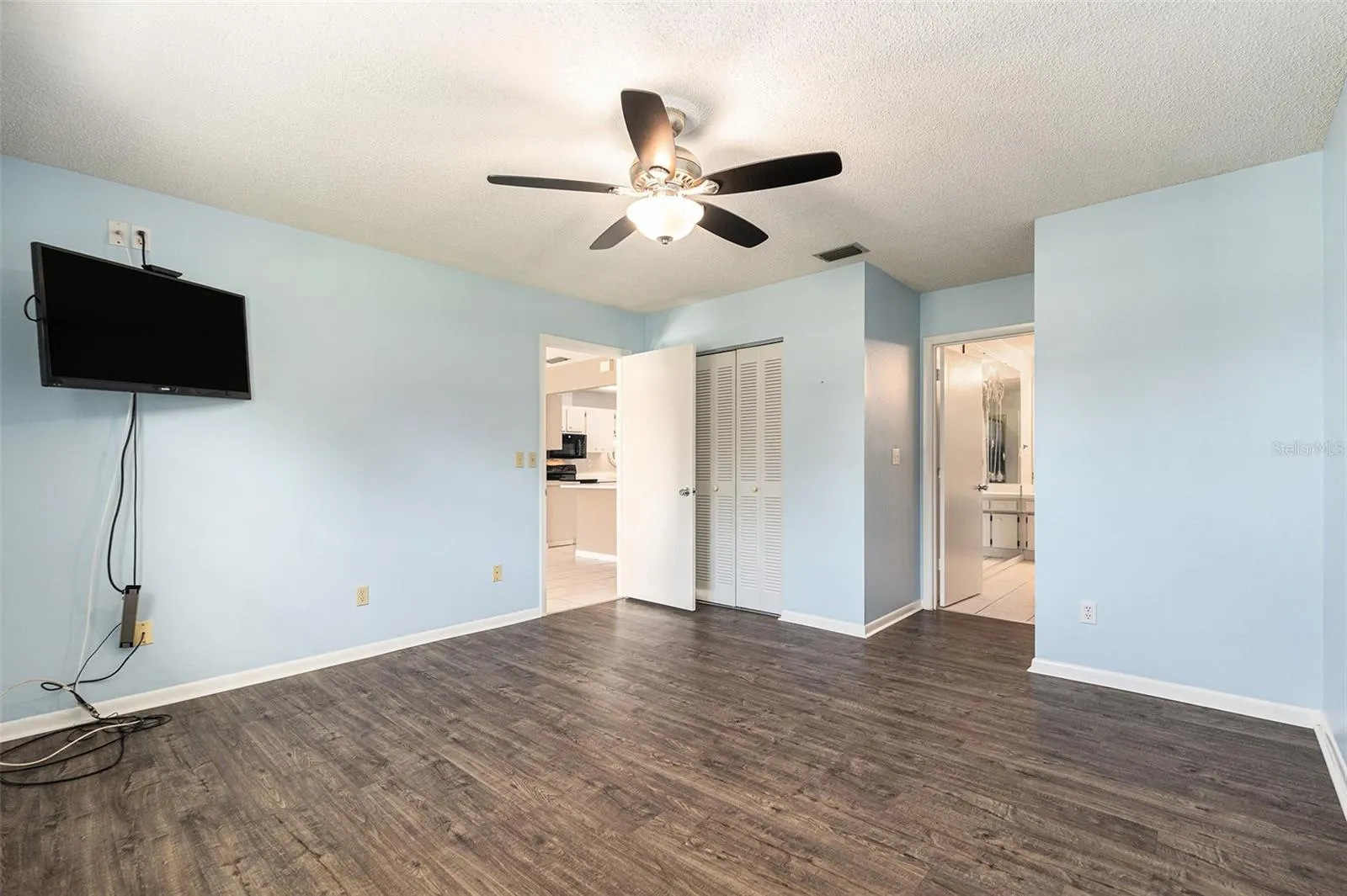 382 CLUB MANOR DR