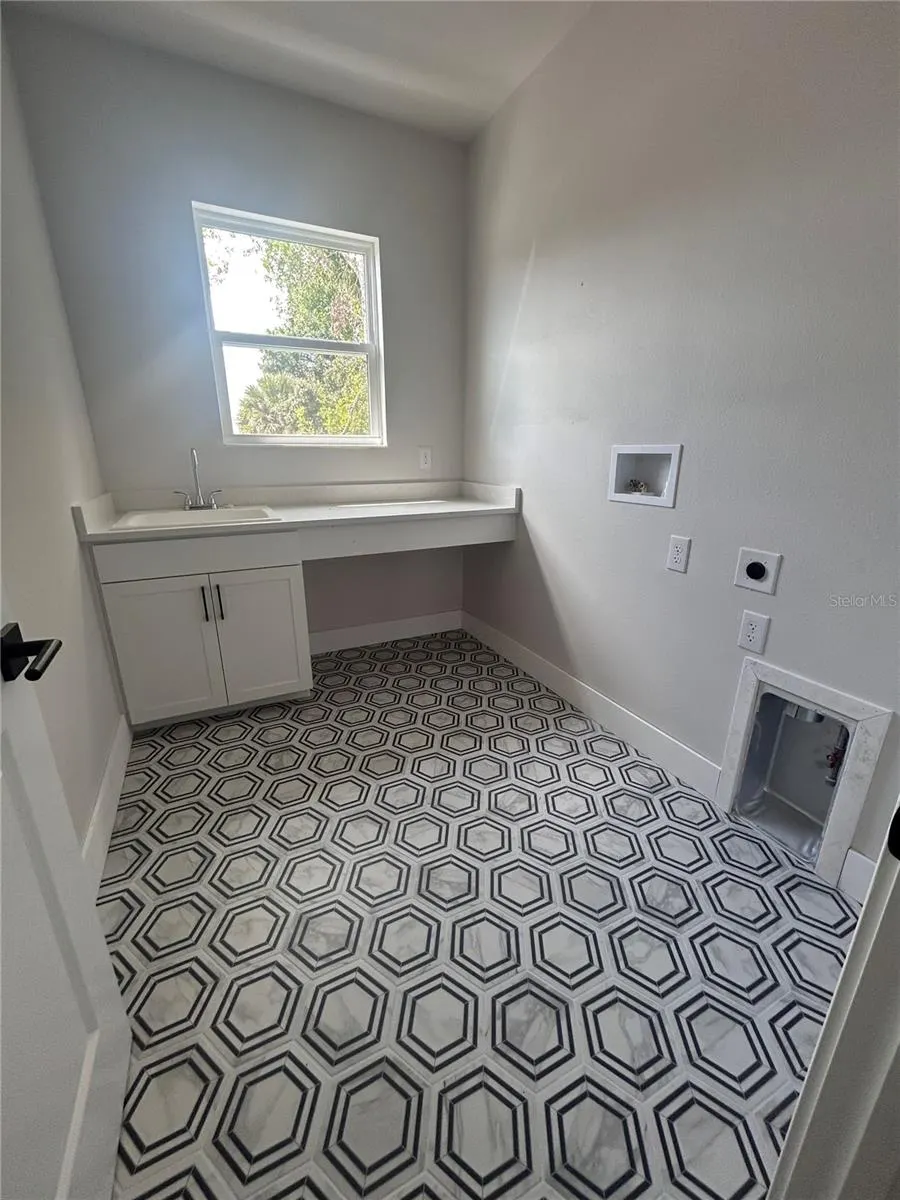 4017 W CASS