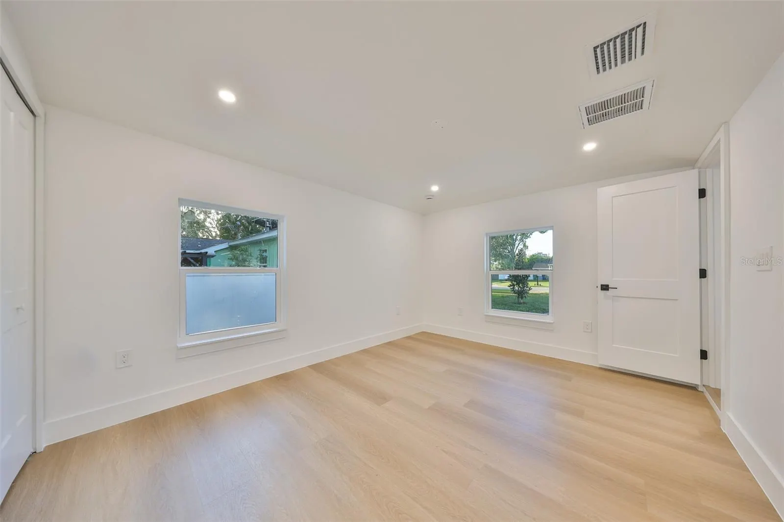 2125 W FERRIS AVE