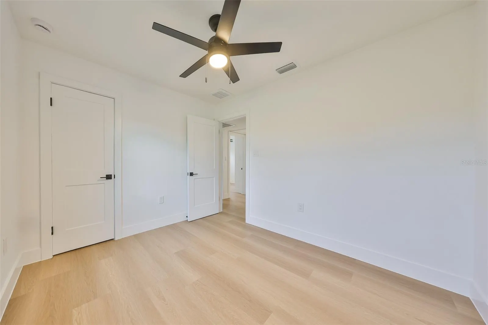 2125 W FERRIS AVE
