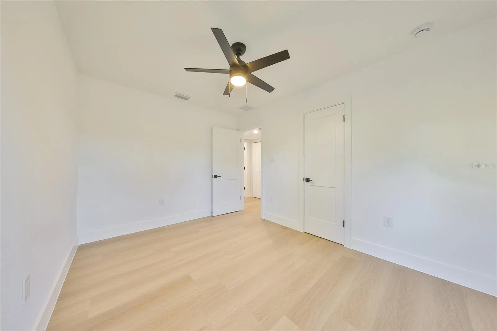 2125 W FERRIS AVE