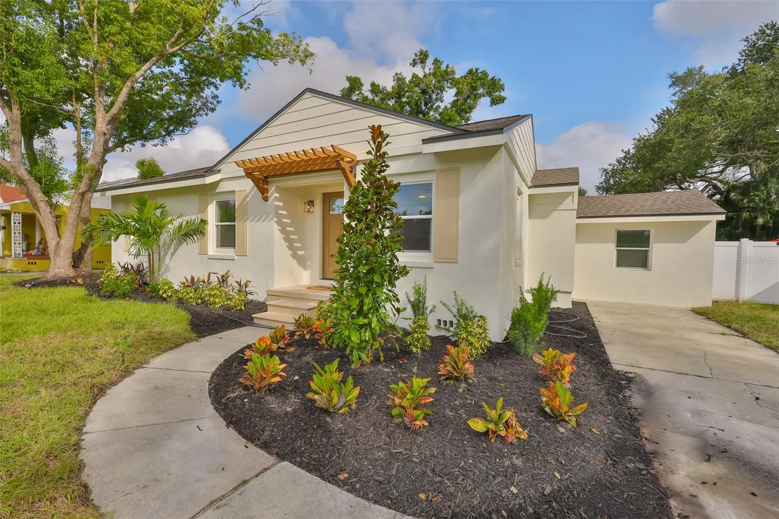 2125 W FERRIS AVE