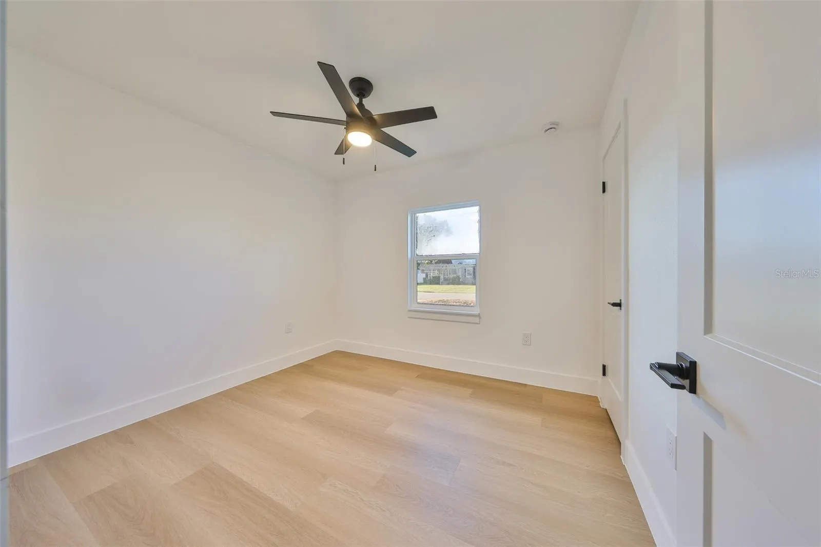 2125 W FERRIS AVE
